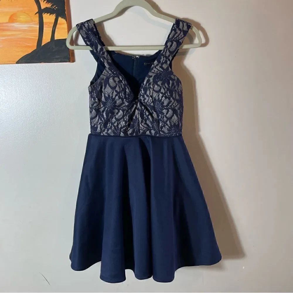 City studio dress - Picture 2 of 8